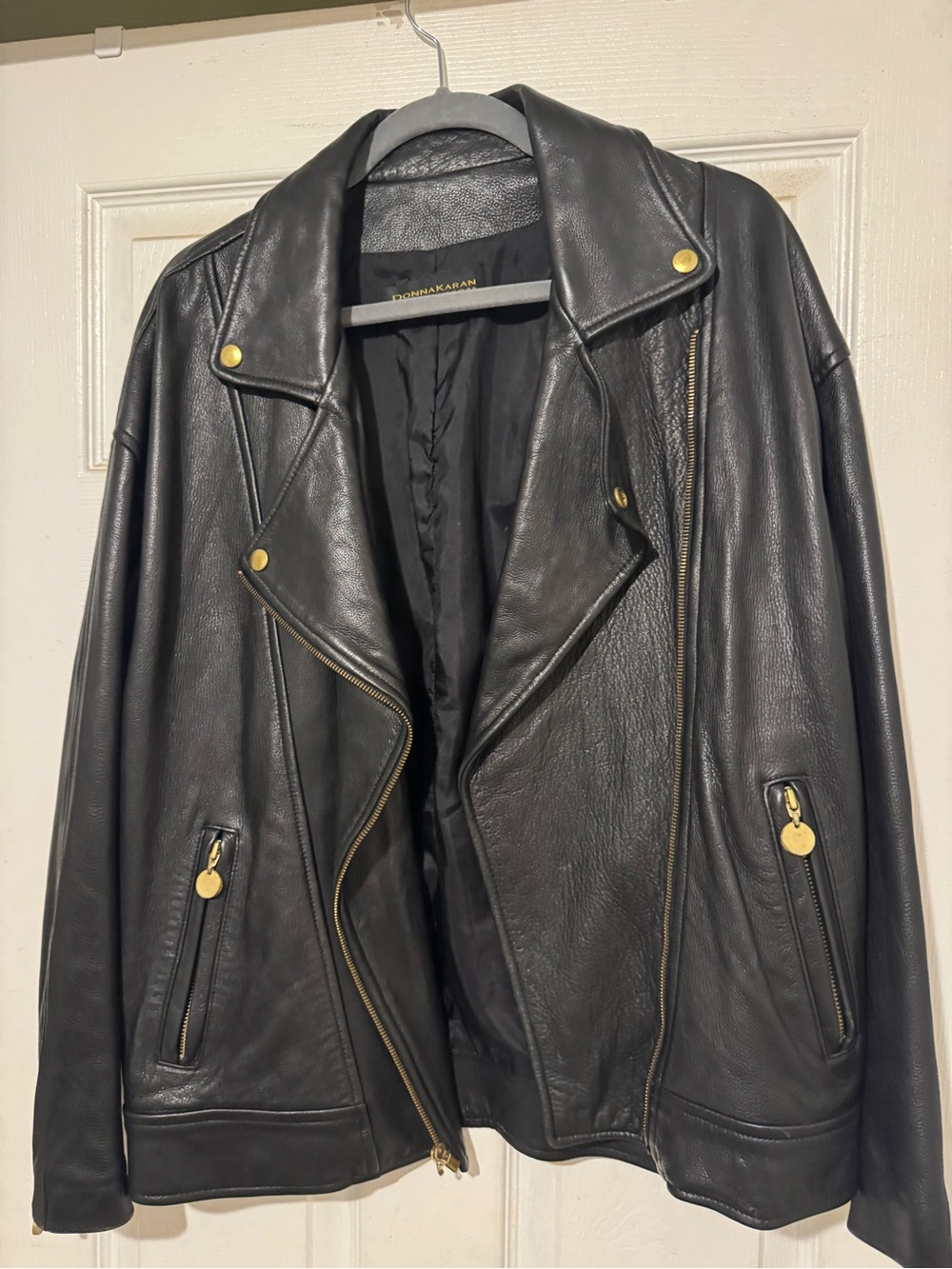 No tears zippers working 20” sleeve to shoulder 23” sits at waist 26”
